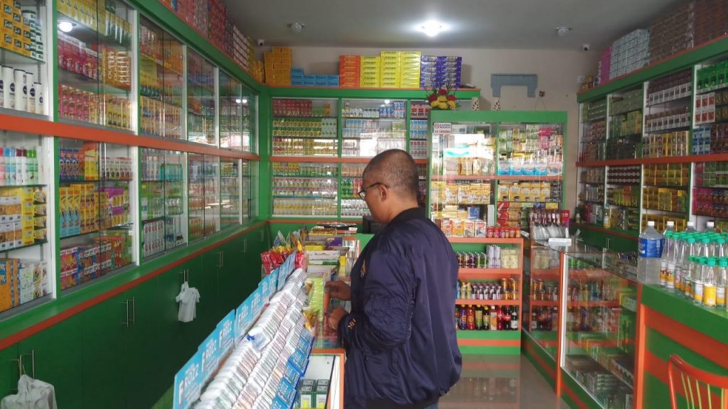 Ilustrasi toko obat di Karmun.