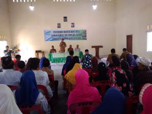 Camat Kundur, Eri Noval Jadinata menyerahkan bantuan bagi masyarakat tak mampu dalam program bantuan dari UPK PNPM Mandiri Perdesaan Kecamatan Kundur, Selasa (5/3/2019) di Gedung Payung Sekaki Kilometer 4 Kecamatan Kundur.