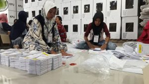 Suasana proses pelipatan surat suara di gudang logistik KPU Kabupaten Karimun.