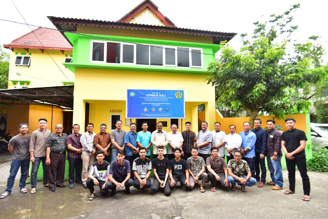 Keterangan Foto: Bupati Karimun Aunur Raifq foto bersama para personil sanggar asal Karimun, Sabtu (16/3/2019).