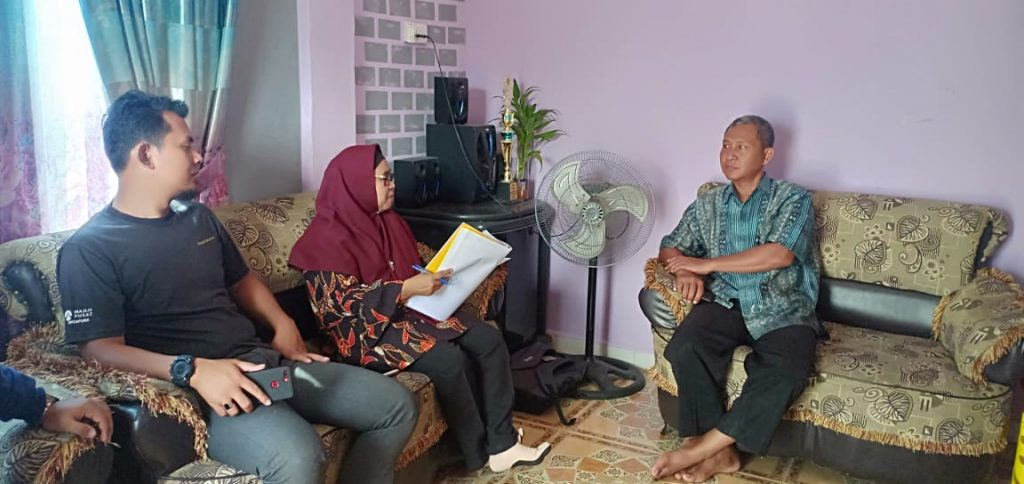 Tim BPNB Kepri sedang memverifkasi salah satu sanggar yang di Kabupaten Karimun, kemarin,