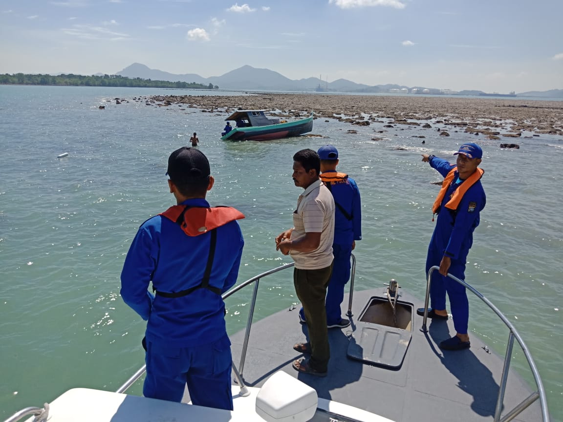 Kapal Pompong Tabrak Karang di Pulau Mudu Karimun, Korban Belum Ditemukan
