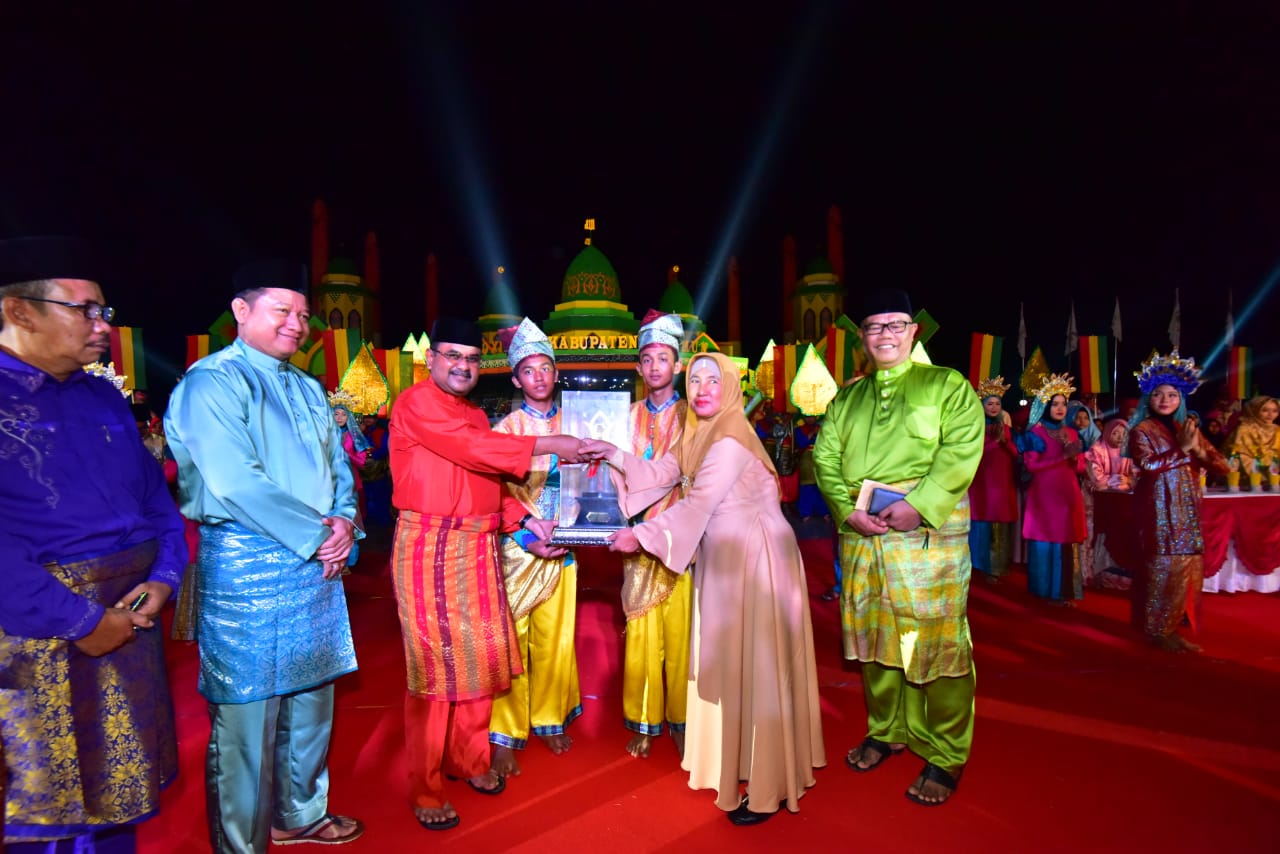 Bupati Karimun Aunur Rafiq menyerahkan piala bergilir juara umum kepada Camat Moro, Rina pada malam penutupan MTQ Kabupaten Karimun ke XI, di Coastal Area, Sabtu malam (30/3/2019).