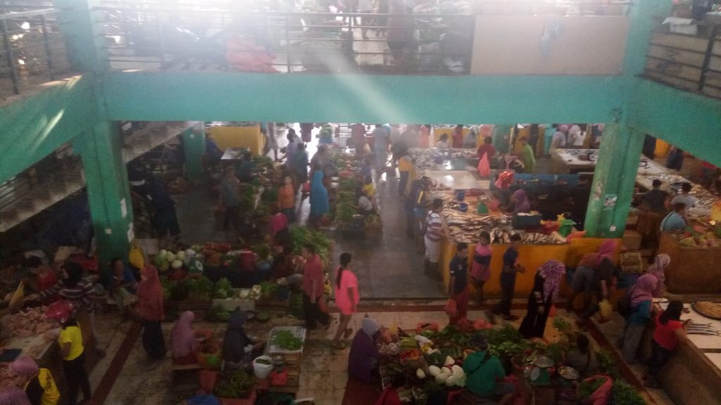 Suasana traksasksi sembako di PasarPuan Maimun, beberapa waktu lalu.