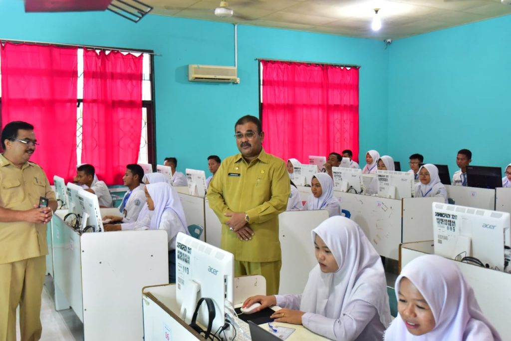 Bupati Karimun Aunur Rafiq meninjau pelaksanaan UNBK di SMAN 1 Kundur, Senin (1/4/2019)