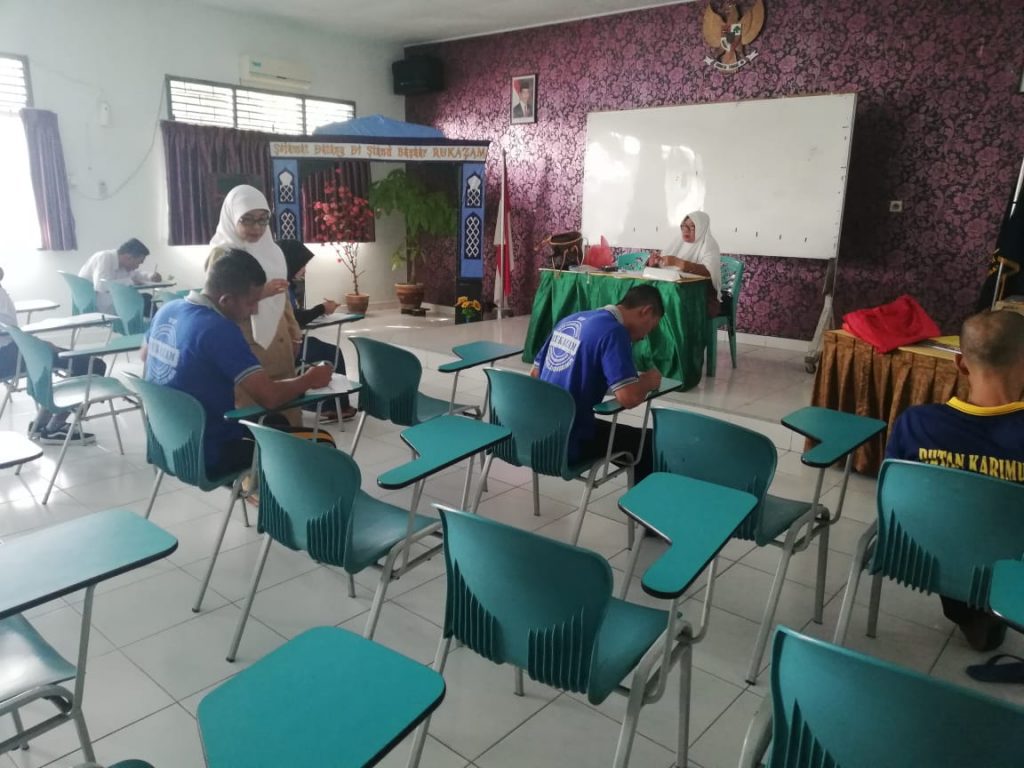 Sejumlah narapidana ataui siswa Paket C dan B Rutan Karimun sedang mngikuti UNBK, siang tadi.