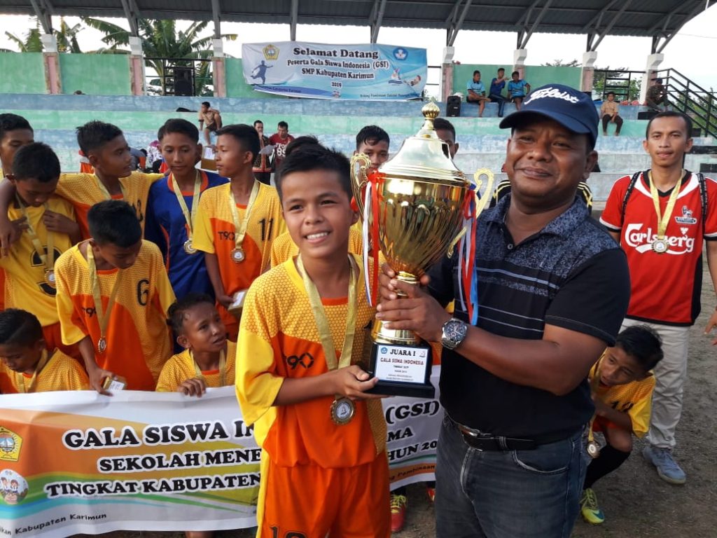 Kabid SMP Dinas Pendidikan Kab Karimun, Sugito menyerahkan piala pada juara I SMP1 Kuba