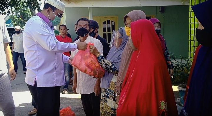 Bupati Aunur Rafiq Ajak Teman SMA Bantu Sembako bagi Warganya