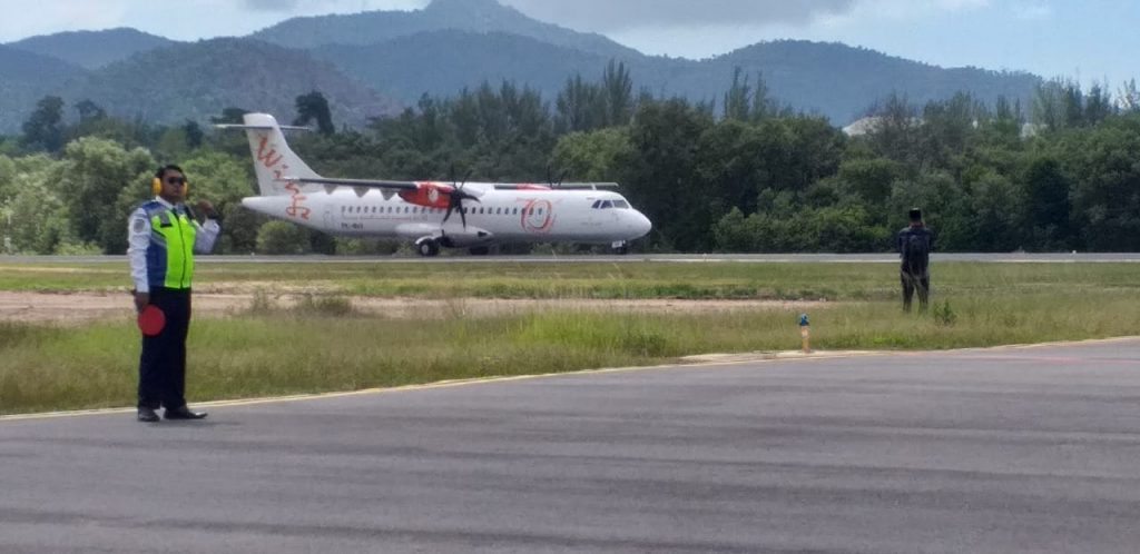 digesa Gubernur Kepri Ansar Ahmad sudah mendapat dukungan dari Pemerintah Pusat. Melalui Menteri Koordinator Perekonomian Airlangga Hartanto, dukungan sudah dinyatakan sepenuhnya terhadap proyek strategis tersebut melalui suratnya yang ditujukan kepada Gubernur Ansar, Jumat (24/3/2023). Surat dengan perihal Tanggapan atas Percepatan Pengembangan Bandara Raja Haji Abdullah dalam Mendukung Kawasan Perdagangan Bebas dan Pelabuhan Bebas Karimun ini merupakan balasan Surat Resmi Gubernur Ansar ke Kemenko Perekonomian Nomor P1553.1/347/DISHUB-JET/2023 per tanggal 15 Februari 2023. Surat tersebut berperihal Percepatan Pengembangan Bandara Raja Haji Abdullah di Kabupaten Karimun.