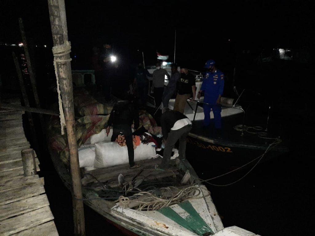 Bea Cukai juga berterima kasih kepada masyarakat yang senantiasa mendukung dan dengan bangga menggunakan produk dalam negeri buatan anak bangsa. “Kita semua perlu memahami bahwa permasalahan importasi pakaian bekas illegal ini bukan hanya menjadi tanggung jawab satu instansi pemerintah tertentu saja, diperlukan sinergi dan koordinasi antar berbagai instansi yang terkait untuk dapat bersama-sama menyelesaikan permasalahan ini dari hulu ke hilir.” “Mulai dari aspek regulasi dan sosialisasi di Kementerian Perdagangan, pengawasan di daerah perbatasan oleh Bea Cukai, Polairud, dan TNI AL, serta pemeriksaan atas pakaian impor bekas yang dapat dilakukan sampai ke tingkat pengecer atau retailer oleh aparat penegak hukum terkait,” ujar Nirwala.