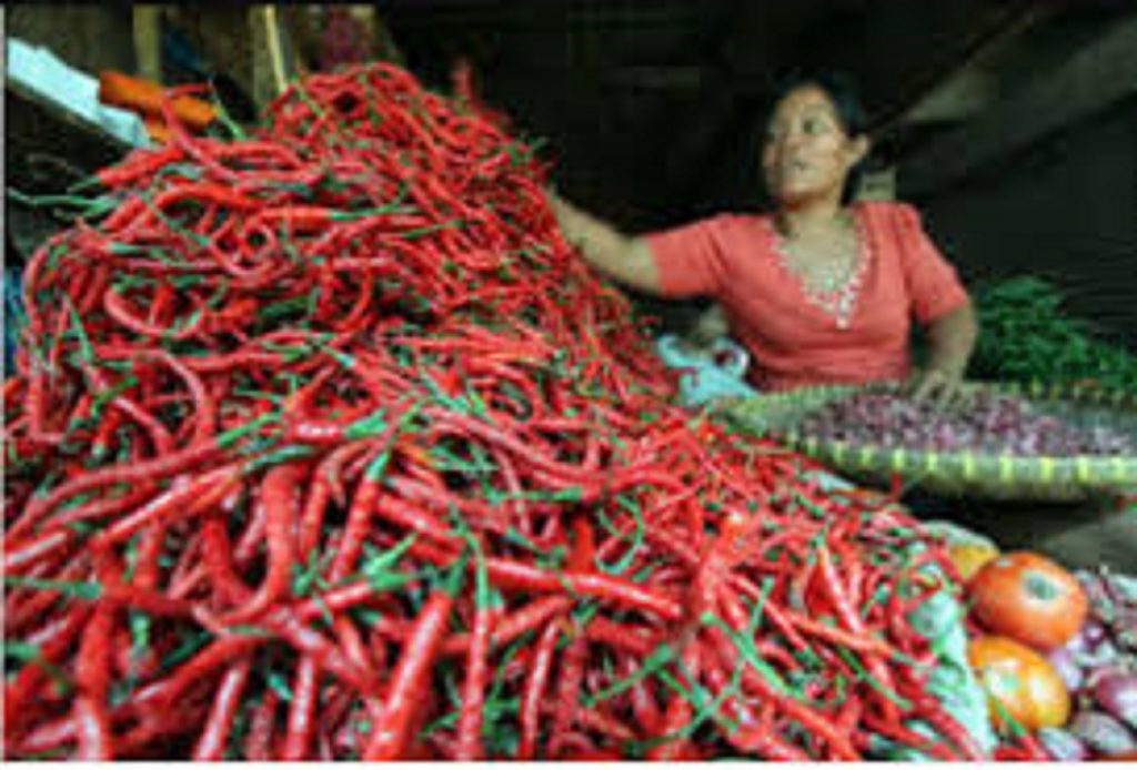 Selain tensi politik dalam negeri, Perang Rusia-Ukraina yang belum menunjukkan tanda-tanda mereda telah lebih dahulu mempengaruhi harga pangan. Ini karena negara pemasok memilih menutup keran ekspor. Oleh karena itu pasokan pangan harus benar-benar dijaga, demi stabilitas harga di pasar. Terpantau harga sejumlah komoditas pangan, seperti cabai rawit merah, cabai merah keriting, dan telur berangsur turun dan relatif stabil.