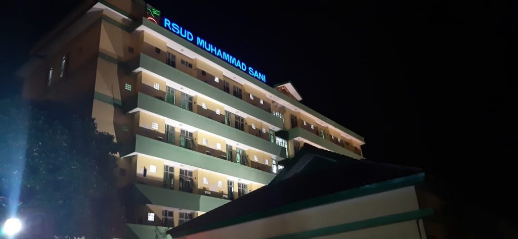 Kepala Bidang Pelayanan RSUD Muhammad Sani Karimun, Dr Ade Kristiawan juga enggan menjelaskan kronologi yang jelas terkait bayi yang jatuh tersebut. Dari jawabannya , terkesan tidak menepis dan atau juga membenarkan kabar tersebut. "Bayinya baru lahir di RSUD Muhammad Sani Karimun. Tadi pagi jam 9 kami sudah jumpa dengan keluarga bayi yang jatuh. Kami sudah menyampaikan permohonan maaf," kata Dr Ade Kristiawan saat dihubungi media ini melalui sambungan telepon. RSUD Muhammad Sani Karimun, tambah dr Ade Kristiawan, akan bertanggungjawab atas peristiwa ini. "Saat ini kondisi bayi stabil, ini menjadi tanggungjawab kami. Jadi selama masa sampai dengan bayi berusia 3 bulan pertama, akan kami pantau sesuai dengan kondisinya," ucap Dr Ade Kristiawan.