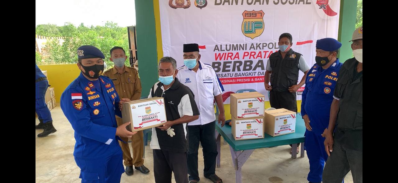 Alumni Akpol 97 Bagikan 500 Paket Sembako ke Masyarakat Nelayan di Karimun