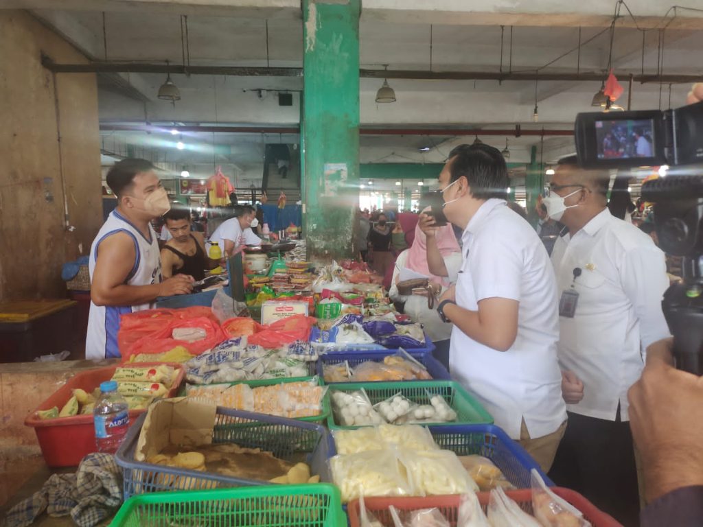 Lendoot – Menjelang Bulan Suci Ramadan, Presiden Jokowi (Joko Widodo) meminta stok pangan bagi masyarakat Indonesia selalu tersedia. Dia meminta para menteri agar saling dukung dan melakukan check on the spot. Masalah ketersediaan pangan, kata Jokowi, sangat penting menjelang Ramadan dan Idulfitri 1444 Hijriah mendatang. Seperti pada pelaksanaan beberapa tahun lalu, pemerintah sangat memperhatikan masalah ketersediaan pangan tersebut bagi masyarakatnya. Presiden Jokowi juga memanggil pembantunya secara khusus demi mengetahui kesiapan pemerintah menghadapi Ramadan dan Idulfitri 1444 H tersebut.