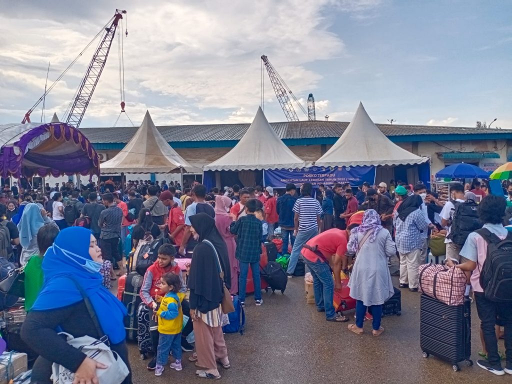 Ribuan orang pemudik saat berada di parkiran pelabuhan Batu Ampar Batam, beberapa waktu lalu. (ft dok lendoot)