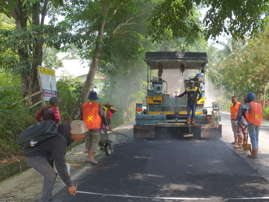 Kecamatan Meral Barat dalam Angka di BPS Kabupaten Karimun, wilayah Kecamatan Meral Barat meliputi dua kelurahan dan dua desa, yaitu, Kelurahan Darussalam dan Kelurahan Pasir Panjang. Sementara desanya ada Desa Pangke dan Desa Pangke Barat. Kecamatan Meral Barat memiliki luas 403,27 km2, dengan kelurahan Pasir Panjang yang memiliki wilayah terluas yaitu 47,99 persen dari total luas kecamatan Meral Barat.