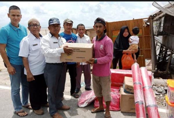 Dinsos Lingga Serahkan Bantuan ke Korban Rumah Roboh Akibat Diterjang Ombak di Desa Sedamai