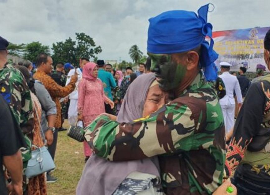 Asmara Menangis Haru dan Pingsan Jumpai Cucunya yang Jadi Prajurit TNI AL