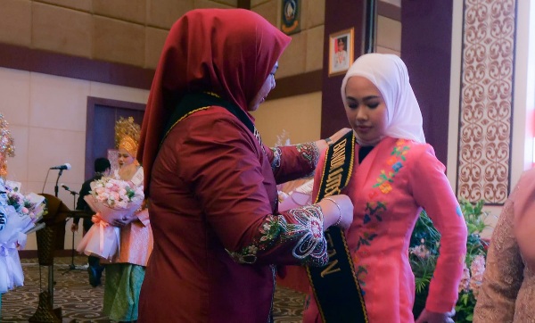 Mertua Kukuhkan Menantunya Jadi Bunda Literasi Kabupaten Bintan