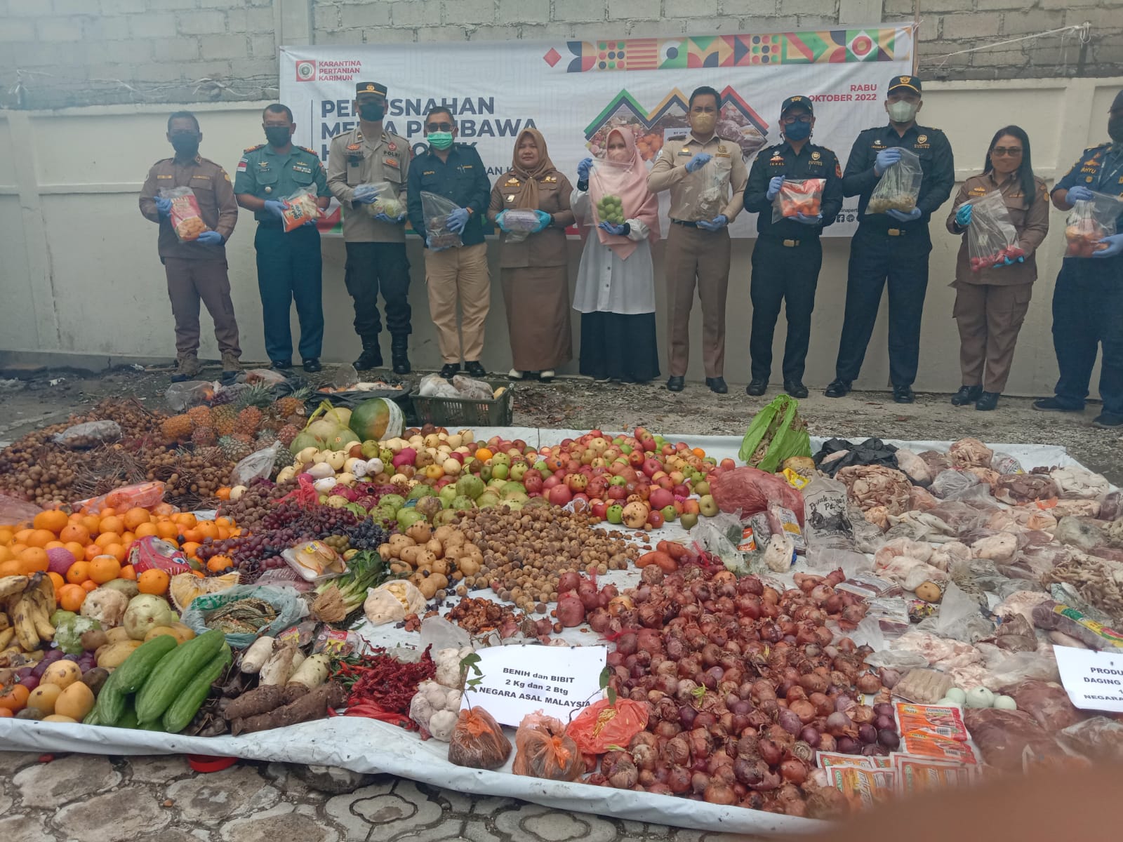Stasiun Karantina Kelas II Tanjungbalai Karimun musnahkan ratusan kilogram komoditas tak berizin. (ft dok lendoot)