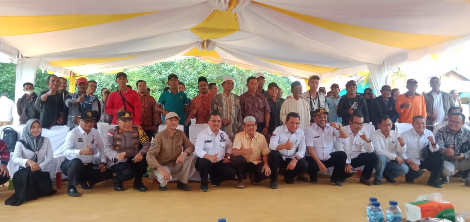 Gubernur Ansar Ahmad Sampaikan Bantuan Jaring Tenggiri bagi Ratusan Nelayan di Kabupaten Karimun