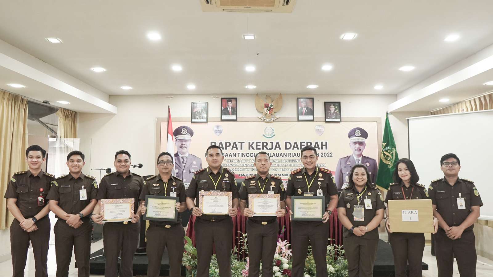 Cabjari Moro Terima Penghargaan sebagai Satker dengan Kinerja Terbaik di Kepri