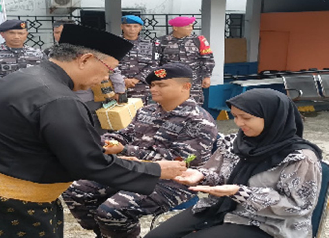 Danlanal Tarempa Disambut Tepuk Tawar dan Pengalungan Kain Cuil di Pelabuhan Sri Siantan