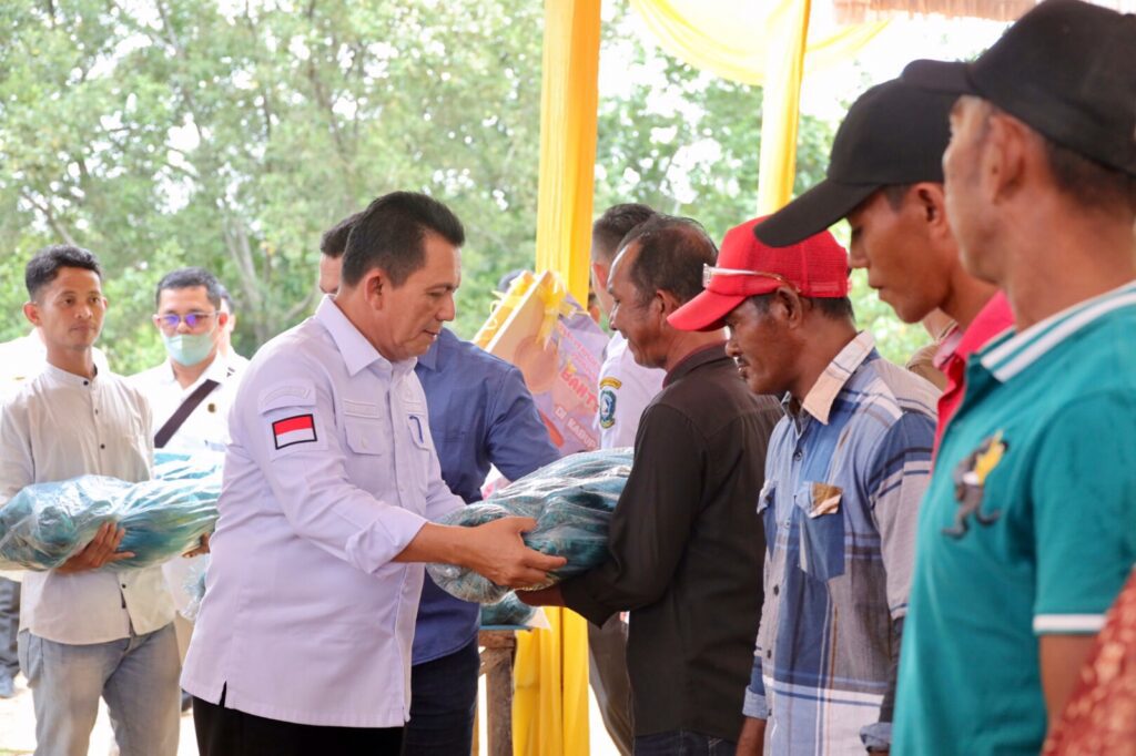 Melalui Dinas Kelautan dan Perikanan (DKP) Kepulauan Riau akan segera menyalurkan fasilitas BPJS Ketenagakerjaan kepada nelayan di Kepri. Kepala DKP Kepri, Said Sudrajad mengatakan, Fasilitas BPJS Ketenagakerjaan yang dibagikan ini berlaku selama setahun, nelayan bisa memperpanjang nya secara mandiri setelah masa berlaku berakhir. Said menerangkan, nelayan penerima BPJS Ketenagakerjaan dari pemerintah dipastikan diutamakan bagi yang belum pernah menerima bantuan asuransi.