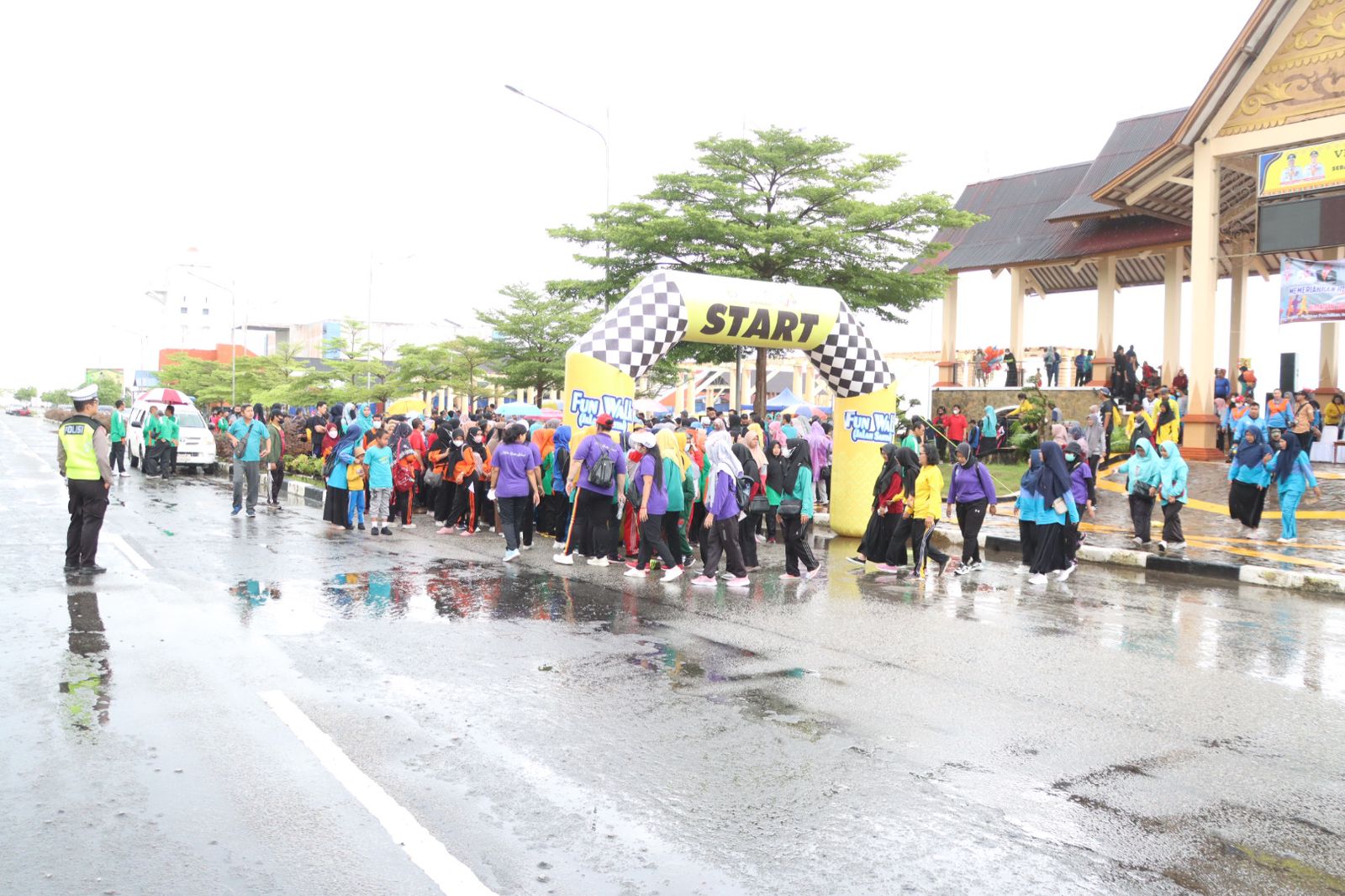 Polres Karimun Amankan Gerak Jalan Santai Peringatan Hari Guru dan HUT ke-77 PGRI