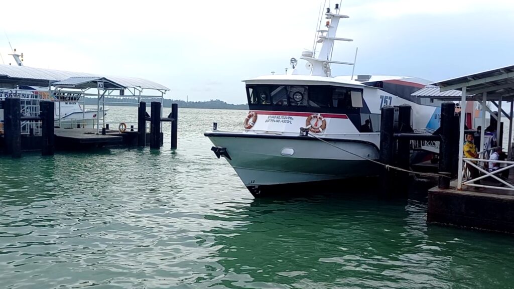 Aktivitas ferry di Pelabuhan Tanjungbalai Karimun, beberapa waktu lalu. (ft: ricky/ dok lendoot.com)