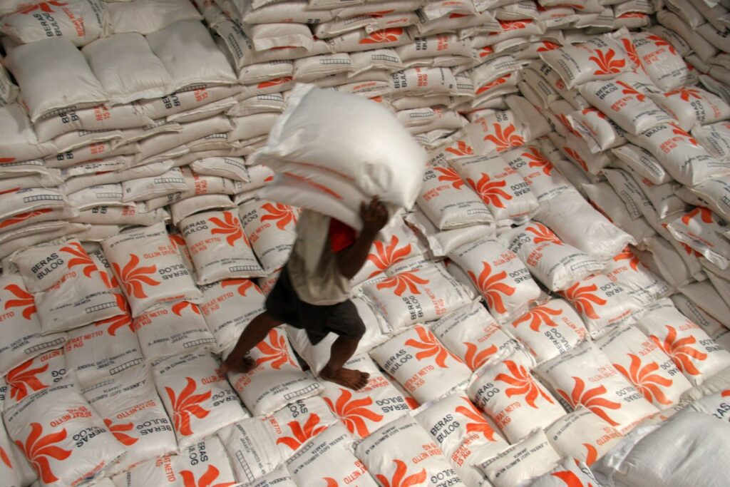 , saat ini beras Bulog medium dibanderol dengan harga Rp9.800 per Kg. Beras dapat dibeli di toko binaan Bulog Tanjung Pinang. “Beras dapat dibeli di toko-toko binaan kita,”