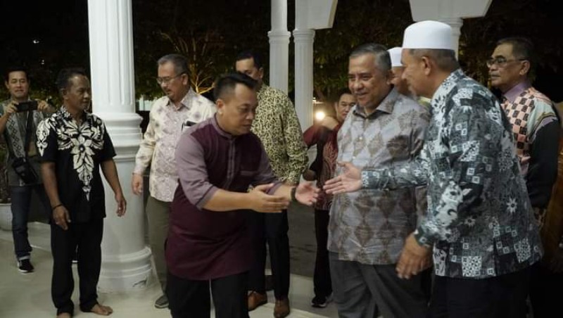 Bupati Lingga Muhammad Nizar menyambut kedatangan rombongan wisatawan asal Negeri Trengganu Malaysia di Gedung Daerah Daik Lingga. (ft arira)