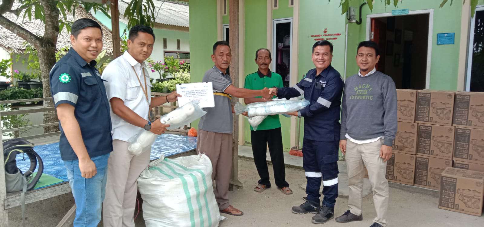 KUB Harapan Baru Kampung Tengah Terima Peralatan Tangkap dari PT Timah Tbk