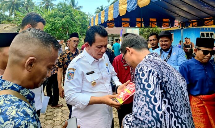 Gubernur Kepulauan Riau, Ansar Ahmad dalam giat penyerahan bantuan perikanan di Desa Pekaka, Kecamatan Lingga Timur, siang tadi. (foto diiskominfokepri)