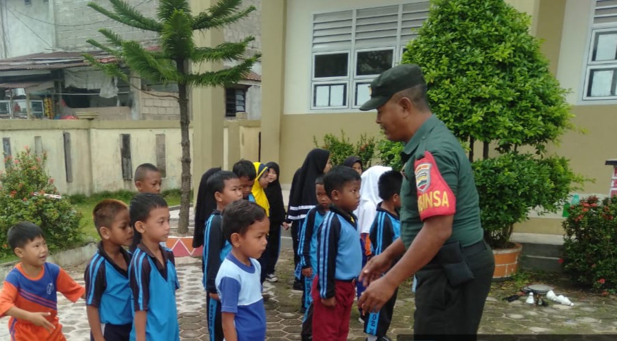 Babinsa Paoh Berikan Pelatihan PBB ke Siswa SDN 004