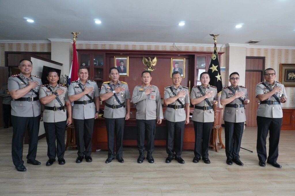 AKBD Ricy W Muharam berpose bersama perwira Polres Karimun, siang tadi. (humas[olres)