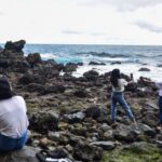 Kaum milenial sedang menikmati liburannya sambil berswafoto. (foto indonesiagoid)