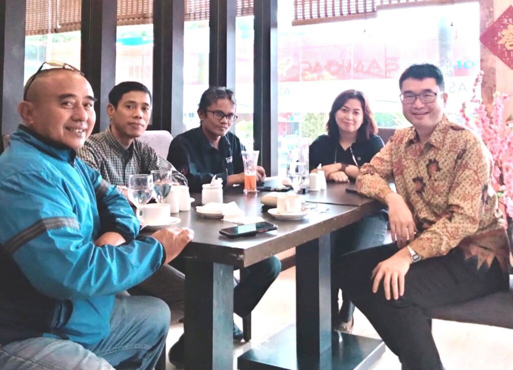Konsulat Jenderal Singapura di Batam, Gavin Ang (kanan) saat berbincang santai dengan wartawan Karimun. (foto tar)