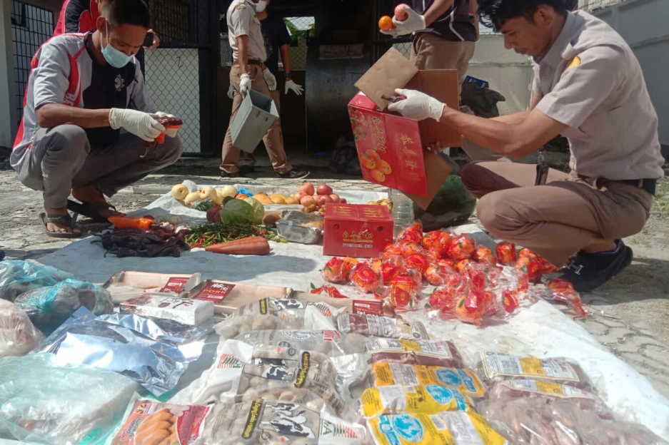 Petugas Karantina sedang memilah barang yang akan dimusnahkan di Stasiun Karantian Pertanian Karimun, kemarin. (msarih)