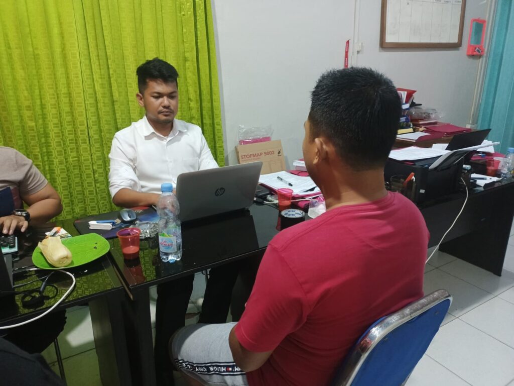 Dengan menerjunkan tim buser, Polsek Gunung Kijang memburu pelaku pencurian yang meresahkan warganya tersebut. Seorang pemuda berinsial RMIH (26), warga Tanjung Pinang akhirnya diamankan. Ini merupakan hasil penyelidikan Unit Reskrim Polsek Gunung Kijang sebelumnya. “Kita selalu mendengar keluhan warga terkait aksi pencurian tabung gas. Ibu-ibu pada resah. Dari situ kita langsung melakukan penyelidikan. Dan seorang pemuda, RMIH akhirnya kita amankan sebagai terduga pelaku,” ungkap Kapolres Bintan AKBP Riky Iswoyo melalui Kapolsek Gunung Kijang Iptu Sugiono