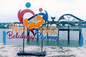 Niat Wali Kota Batam Muhammad Rudi meningkatkan kunjunga wisata ke Pulau Belakang Padang atau dikenal sebagai Pulau Peawar Rindur, bukan isapan jempol Ini dibuktikannya dengan menggesa penataan jalan di Kecamatan Belakang Padang sehingga diharapkan dapat menjadi daya tarik wisatawan kembali ke pulau tersebut karena nyaman di dalam perjalannya. Rudi juga mengajak masyarakat, RT dan RW setempat mendukung dan memelihara sarana yang sudah dibangun pemerintah tersebut. “Sebagian sudah selesai dibangun. Ada beberapa titik di lokasi lain yang perlu ditata kembali,” ujar Rudi saat silaturahmi bersama masyarakat di Gedung Nasional Kecamatan Belakang Padang, kemarin.