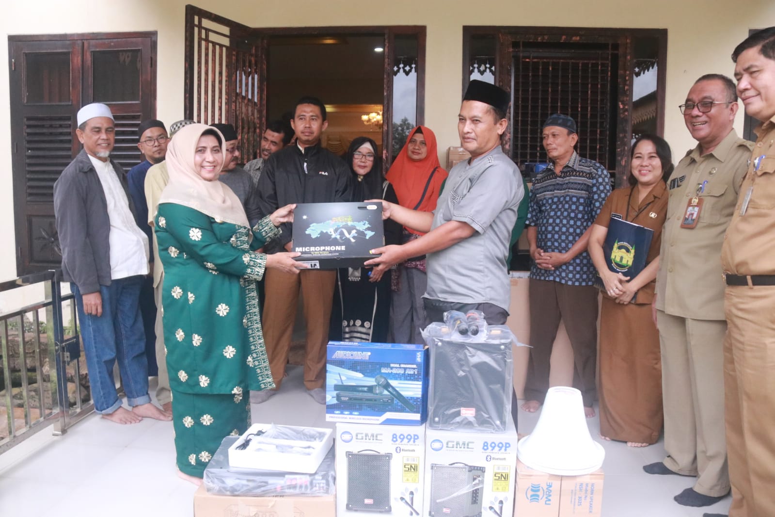 Walikota Rahma Serahkan Bantuan 20 Unit Soundsystem Masjid dan Surau