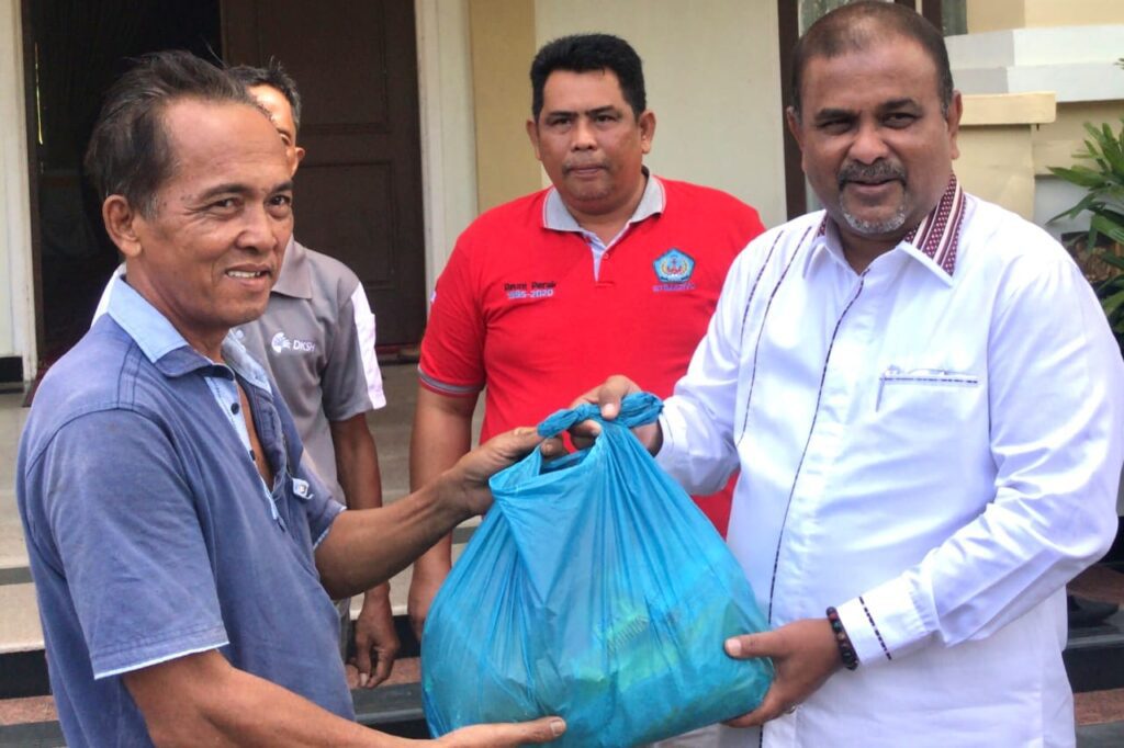 Bupati mengatakan, bantuan paket sembako disalurkan untuk membantu meringankan beban TKBM di Pelabuhan Taman Bunga. "Ini wujud kepedulian pemerintah terhadap saudara-saudara kita yang belum bisa bekerja kembali karena kerusakan yang terjadi, semoga bantuan ini dapat meringankan beban saudara kita," terang Bupati. Di acara itu, Bupati Karimun Aunur Rafiq