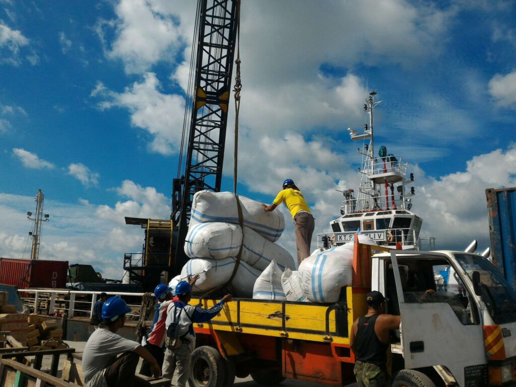 Bupati Karimun Aunur Rafiq memberikan perhatian penuhnya terhadap ketersediaan barang kebutuhan masyarakat. Salah satunya dengan kondisi pelabuhan bongkar muat sebagai akses masuk utama barang-barang kebutuhan masyarakat harus segera dapat beraktivitas kembali, setelah sebelumnya terjadi kecelakaan Kapal Gloria I menambrak Pelabuhan Bongkar Muat Taman Bunga. “Jadi sambil menunggu perbaikan, aktivitas bongkar muat harus tetap berjalan agar ketersediaan barang-barang kebutuhan masyarakat bisa tetap berjalan. Apalagi ini menjelang Ramadan,” ujar Bupati Aunur Rafiq.