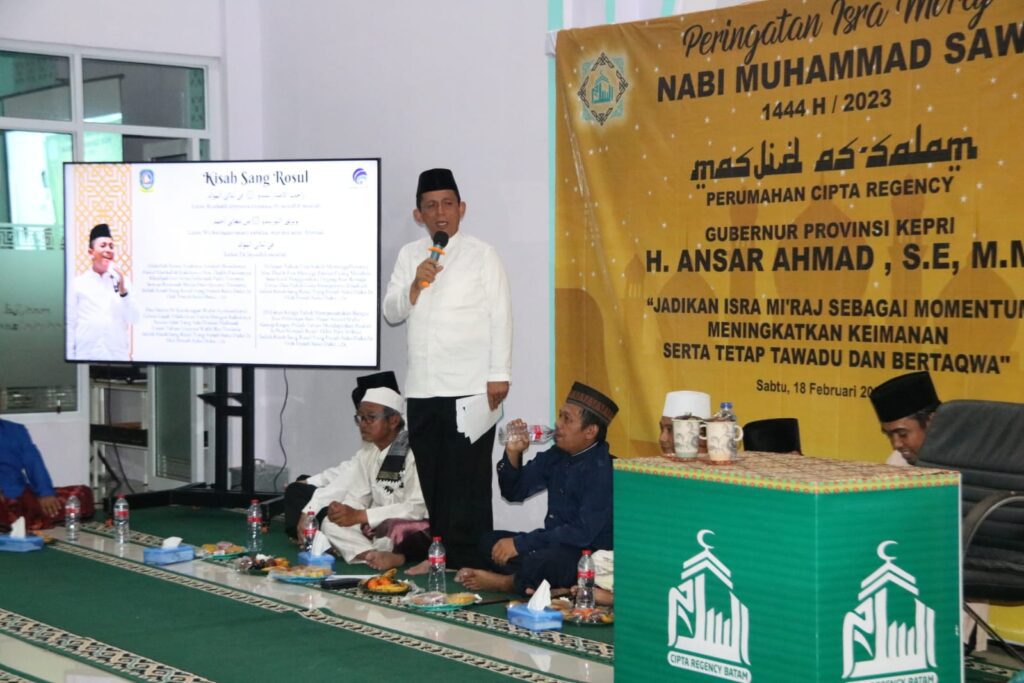 Gubernur Ansar berpesan kepada para jamaah agar terus mendorong anak-anak sebagai generasi penerus untuk belajar dan rajin bersalawat dan sehingga semakin cinta pada rasulnya. “Agar mereka nanti mengenal sejarah rasulnya, anak-anak perlu kita bina sedini mungkin. Jangan sampai terlambat karena mereka adalah penentu masa depan Kepri. Ke depan mudah-mudahan mereka bisa memberikan warna negeri ke depan lebih baik lagi,” ujar Gubernur Ansar. Menurut Gubernur, peringatan Isra Mi'raj merupakan peringatan peristiwa langit yang sangat menakjubkan. Peristiwa yang dimensinya sangat luas.