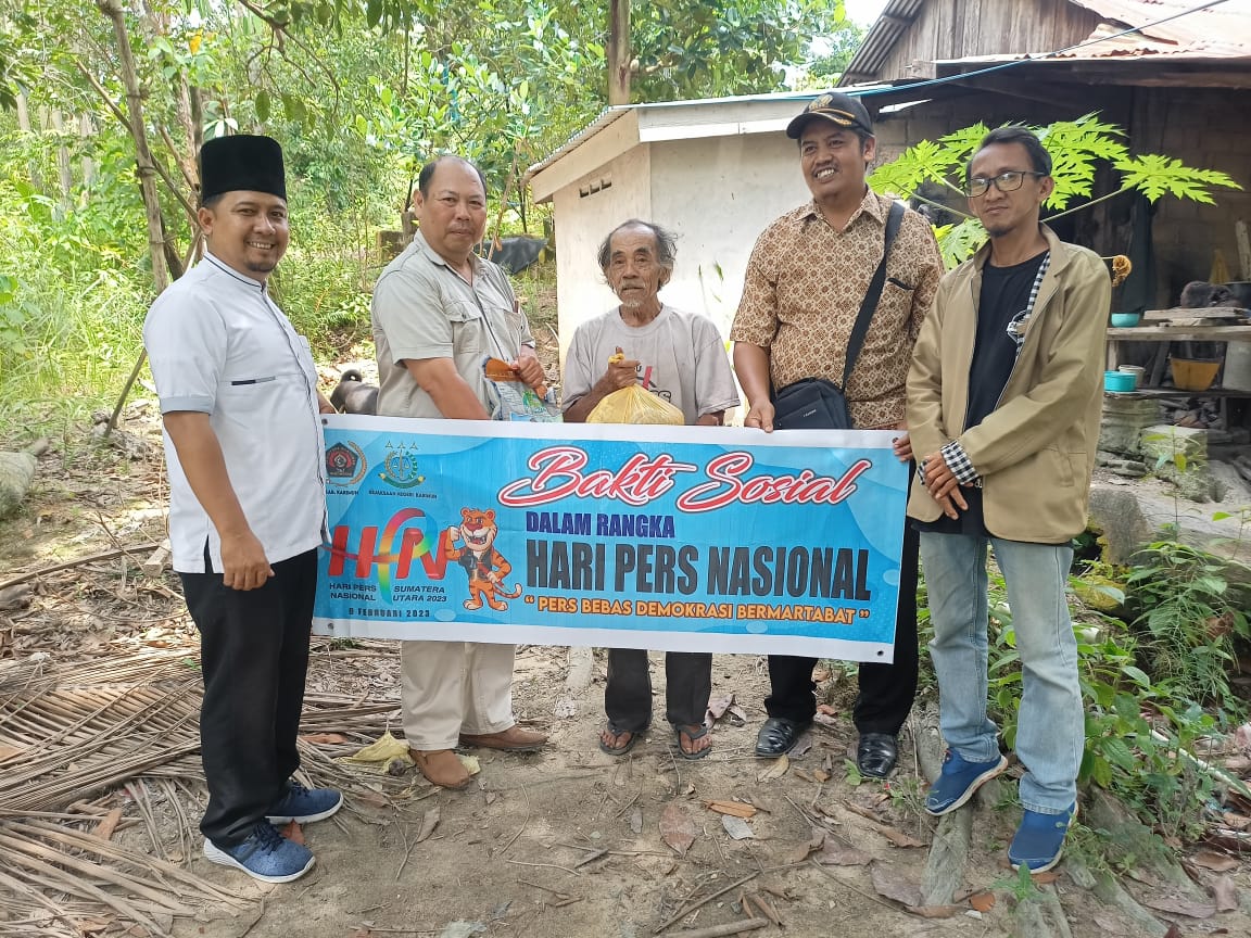 Peringatan HPN 2023, PWI Karimun Bagikan Puluhan Paket Sembako ke Warga Kurang Mampu