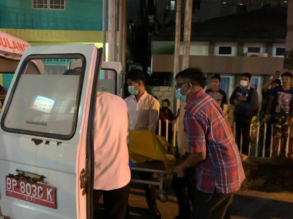 Polisi mengevakuasi jenazah laki- laki yang ditemukan meninggal dunia di dalam mobil, Senin (20/2/2023). (Foto: Dok Polisi)