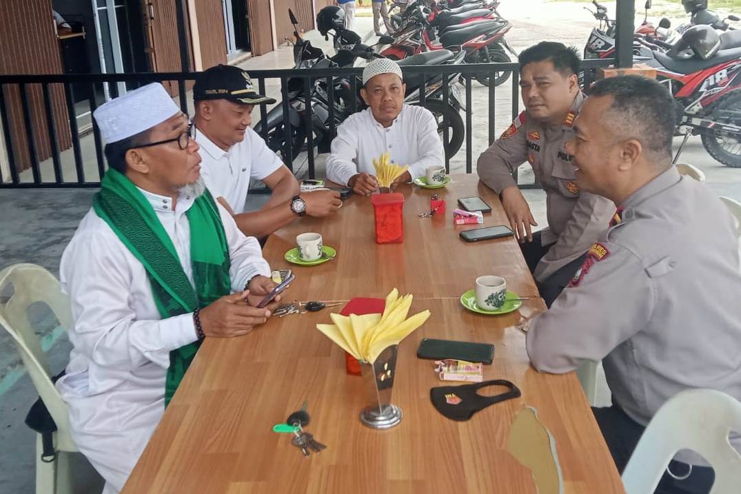 Sugiono menyampaikan peredaran Narkoba yang saat ini masih masih marak peredarannya di Kabupaten Karimun, menjadi keprihatinannya, juga keprihatian masyarakat umumnya. Menyikapi laporan situasi Kamtibmas tersebut, Brasta menyampaikan Kabupaten Karimun daerah strategis bagi pelaku tindak kejahatan seperti Narkoba karena berdekatan dengan negara tetangga seperti Malaysia dan Singapura. “Oleh sebab itu sangat rawan peredaran Narkoba khususnya yang berasal dari luar negeri. Sampai saat ini Sat Narkoba Polres Karimun sudah melakukan banyak pengungkapan jaringan narkoba internasional,” jelas Brasta.