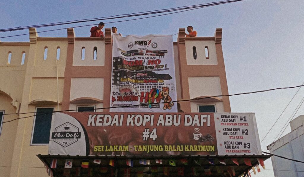 Turnamen Domino KMG Cup I Bagikan Peserta Souvenir Rp20 Ribu, Voucher Rp10 Ribu dan Doorprize Karimun, Lendoot.com – Peringatan Hari Pers Nasional (HPN) ke-77, yang digelar Karimun Media Group (KMG) yang membawahi beberapa media dan pegiat medsos, banjir hadiah. Turnamen domino berhadiah total Rp24 Juta itu semakin memanjakan para pesertanya. Dengan mendaftar Rp50 ribu, peserta mendapatkan souvenir senilai Rp20.000 dan juga voucher belanja sebesar Rp10 ribu, serta ada doorprize setiap malamnya. Turnamen domino KMG Cup I itu akan dimulai pada malam ini, Senin (20/2/2023) di Kedai Kopi Abu Dafi di Jalan A Yani Kolong Kecamatan Karimun. Ketua KMG, Muhammad Sarih mengatakan turnamen domino yang digelar kali ini berbeda dengan yang pernah digelar sebelumnya oleh siapapun, karena setiap tim yang mendaftar bakal mendapatkan souvenir senilai Rp20.000. Muhamad Sarih mengataan kegiatan tersebut terlaksana berkat kerjasama KMG dengan Kedai Kopi Abu Dafi serta Perkumpulan Olahragawan Domino Indonesia (Pordi) Kabupaten Karimun. Akan ada delapan pool atau grup, yang terdiri dari 64 tim masig-masing pool. Nantinya, teknis pertandingan akan mengikuti aturan yang ditetapkan oleh Pordi. Menariknya lagi, ada satu pool khusus yang akan diisi peserta dari wartawan dan utusan setiap instansi yang ada di Kabupaten Karimun, termasuk organisasi masyarakat maupun organisasi kepemudaan. Mereka akan bertanding untuk menjadi juara. “Rencananya pertandingan antar wartawan, instansi pemerintah serta ormas dan OKP, akan dilaksanakan pada 24 atau 25 Februari ini,” sebutnya. Dijelaskannya, kegiatan tersebut merupakan bagian dari program KMG, yang bertujuan menjalin silaturahmi antar warga, juga antar pegawai instansi pemerintahan. “Termasuk juga memperkenalkan keberadaan KMG di tengah masyarakat. Bahwa hadirnya kami melalui wadah KMG agar bisa menjadi wadah pegiat sosial media sehingga bisa lebih terarah, serta menangkal kabar dan berita hoax,” kata Muhammad Sarih lagi. KMG, menurutnya, beranggotakan puluhan wartawan dan pegiat media sosial, yang memiliki peran sangat strategis terhadap perkembangan informasi di Kabupaten Karimun. Sehingga melalui wadah organisasi tersebut, tentunya menjadi sarana bagi seluruh pengurus maupun anggota, agar setiap kegiatan atau aktifitasnya bisa lebih terarah dan dapat dirasakan manfaatnya bagi masyarakat. Ketua Pordi Kabupaten Karimun, Muhammad Firdaus mengatakan, sangat menyambut baik kegiatan yang digelar KMG. “Turnamen domino KMG Cup I ini sangat menarik untuk diikuti. Tentunya dengan keterlibatan para awak media sebagai penyelenggara bekerjasama dengan Kedai Kopi Abu Dafi dan Pordi Kabupaten Karimun, turut membantu kami dalam memperkenalkan olahraga domino kepada khalayak ramai,” ujarnya. (msa)