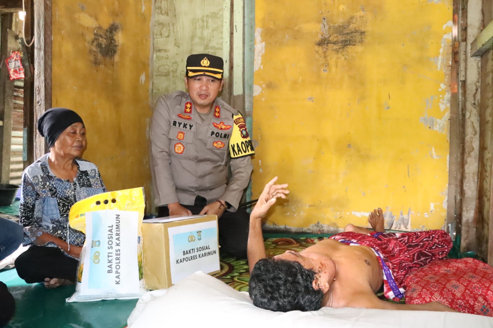 Bahar juga tinggal di rumah yang tanahnya menumpang milik orang lain. Bahar juga sedang mengalami sakit parah yaitu sakit tumor pada bagian pipi kanannya yang mana semakin hari semakin membesar dan sangat membutuhkan biaya perobatan. “Dengan adanya program ini semoga dapat meringankan dan membantu dalam kehidupan sehari-hari bapak Bahar,“ ungkap AKBP Ryky W Muharam